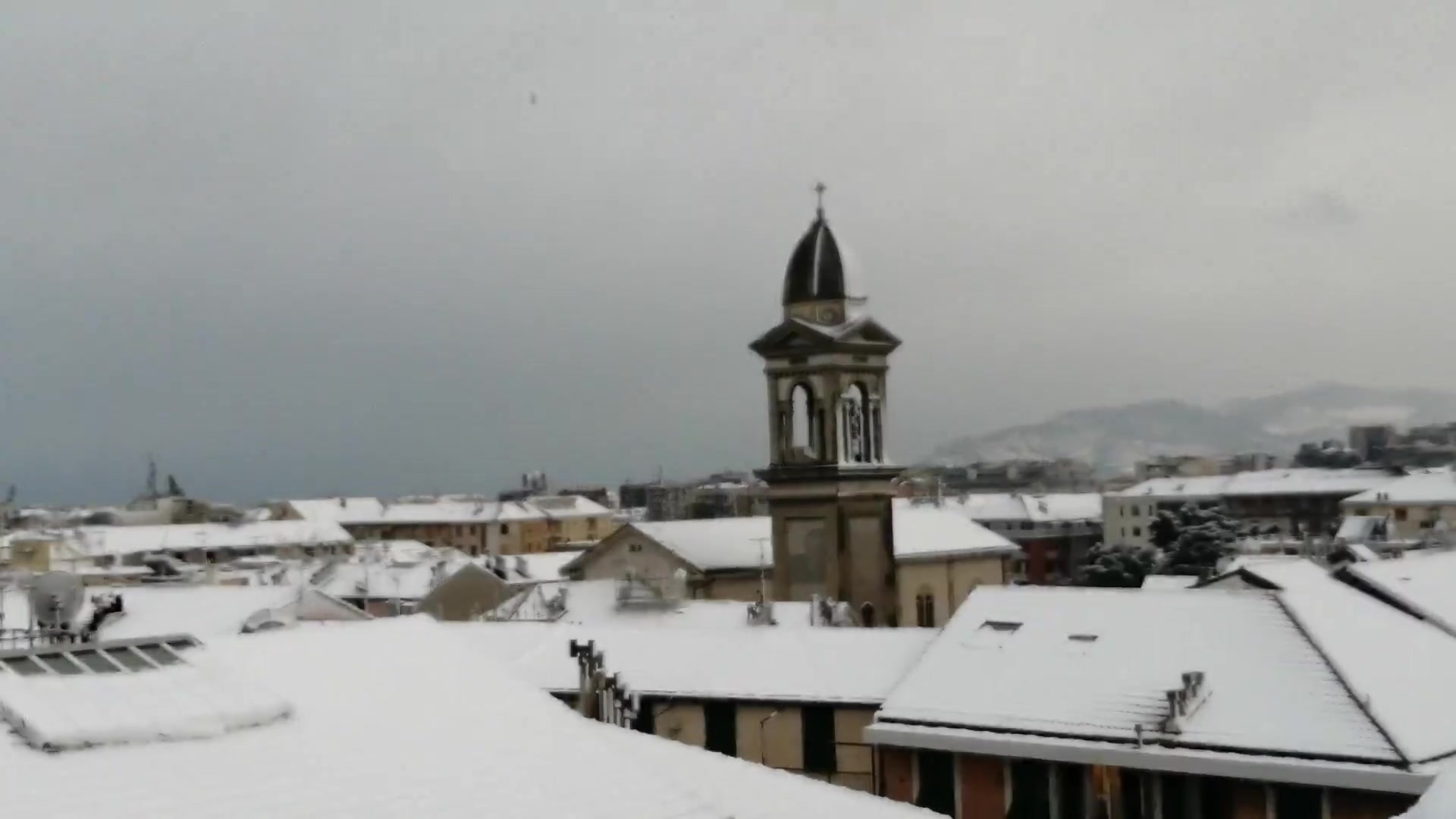 Allerta neve in Liguria, Savona si risveglia imbiancata