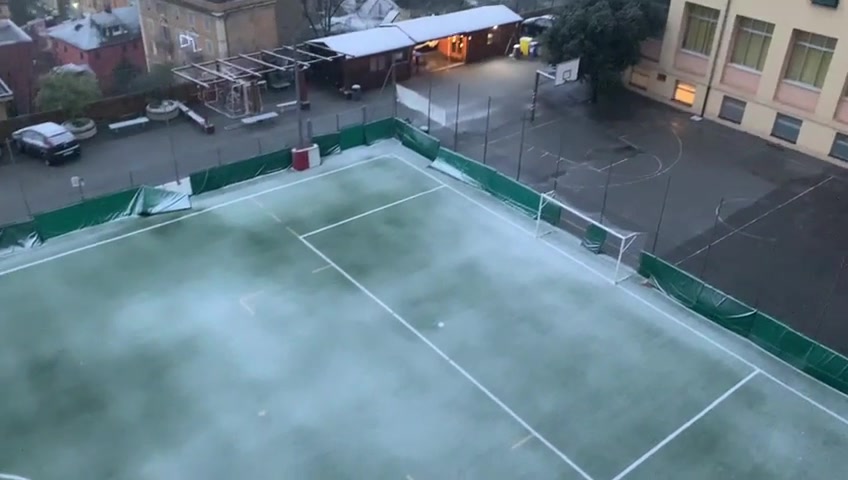 Allerta neve in Liguria, tetti imbiancati sulle alture di Genova