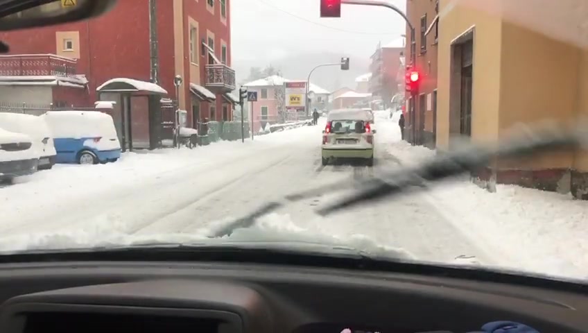 Neve in Liguria, fiocchi nell'entroterra: a Savignone strade imbiancate 