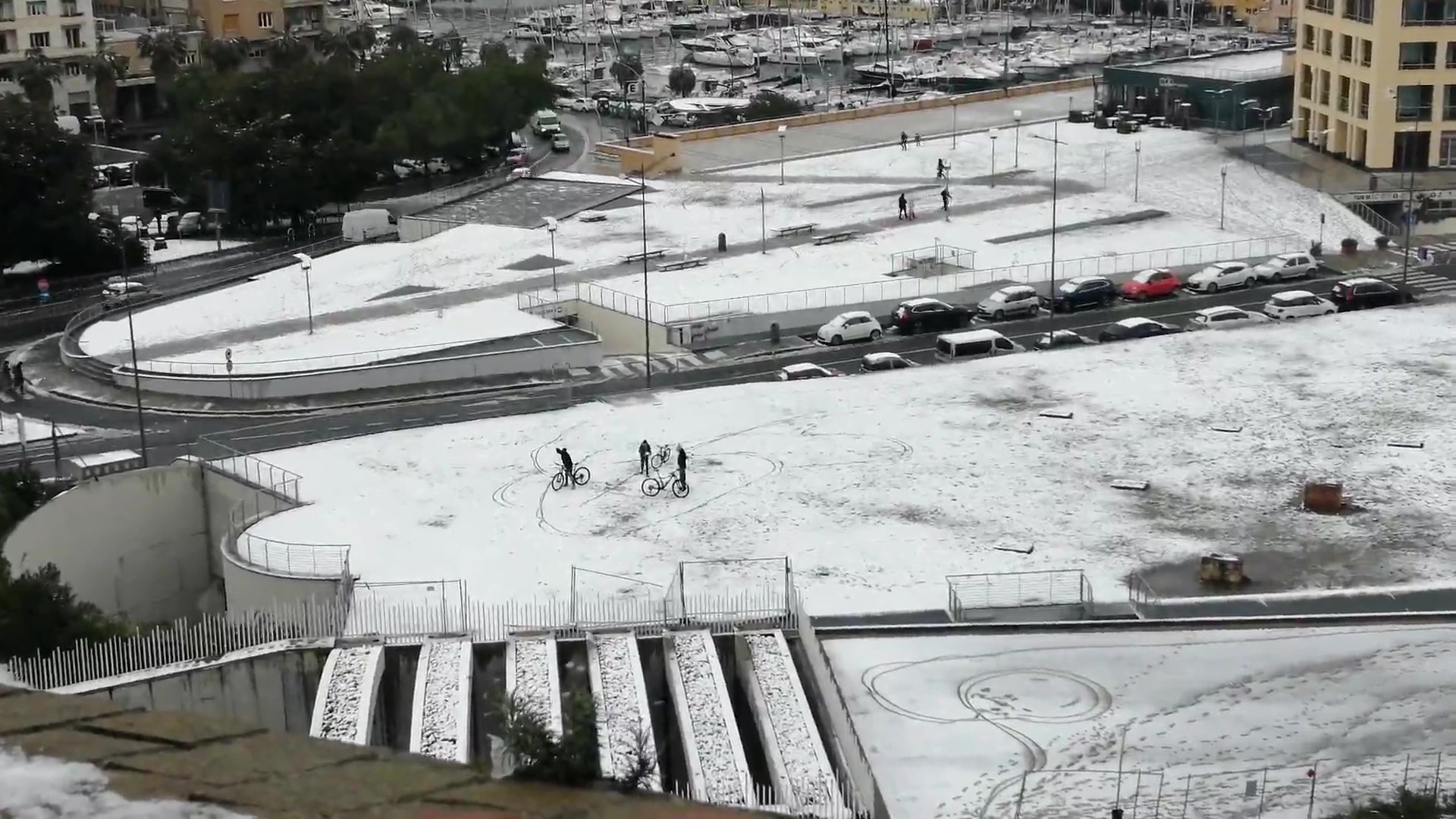 Savona imbiancata, e qualcuno prova ad andare in bici sulla neve 