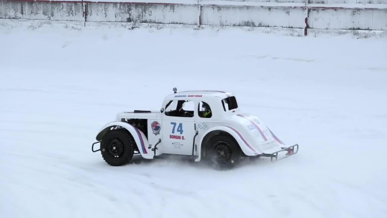 Lo spettacolo delle Legend Cars sul ghiaccio di Pragelato