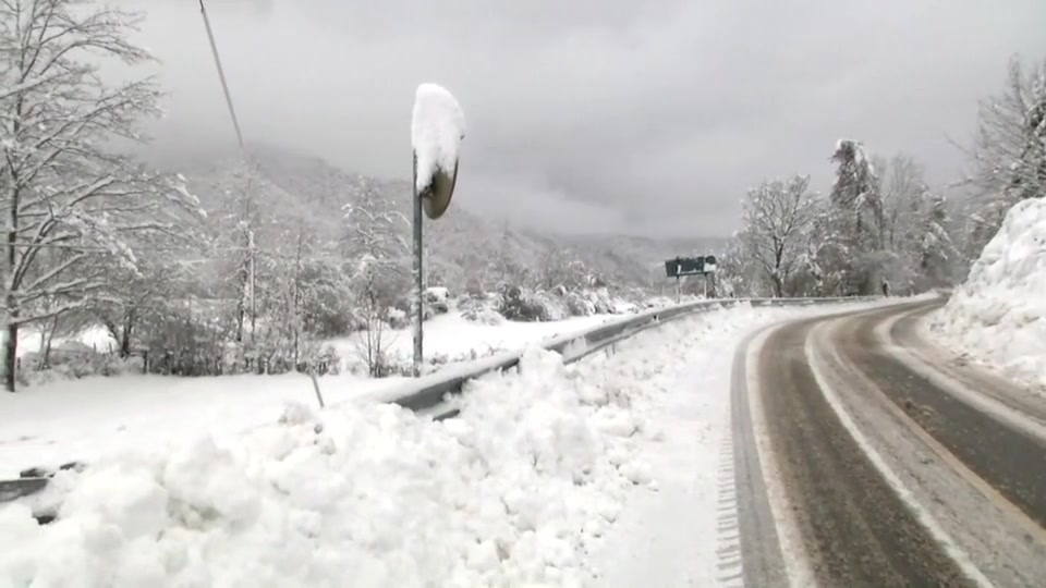 Nevicate record nell'entroterra di Genova e Savona, panorami mozzafiato e disagi sulle strade