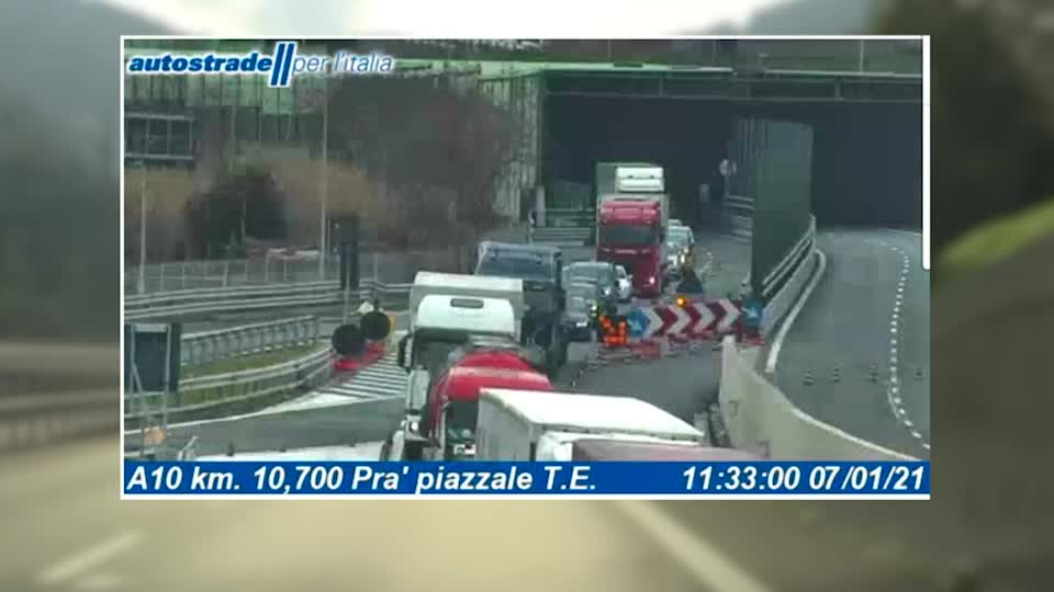 Dalle webcam le immagini degli otto chilometri di coda infernale in autostrada tra Arenzano e Genova