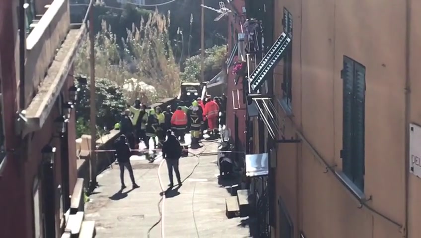 Genova, incendio escavatore in Via della Casette a Sturla: intervento dei VDF