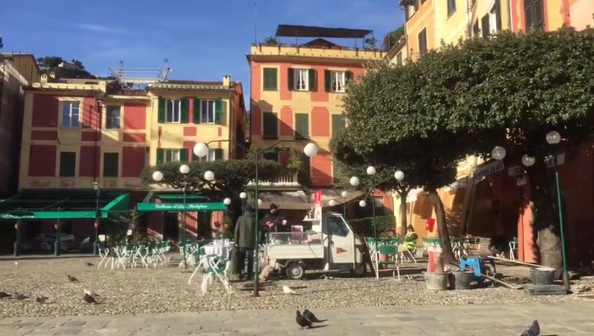 Covid, nella piazzetta di Portofino arriva l'ape-bar: oltre 200 gli operai al lavoro nel borgo 