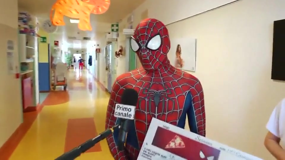 Savona, Spiderman dona un assegno alla Pediatria: 