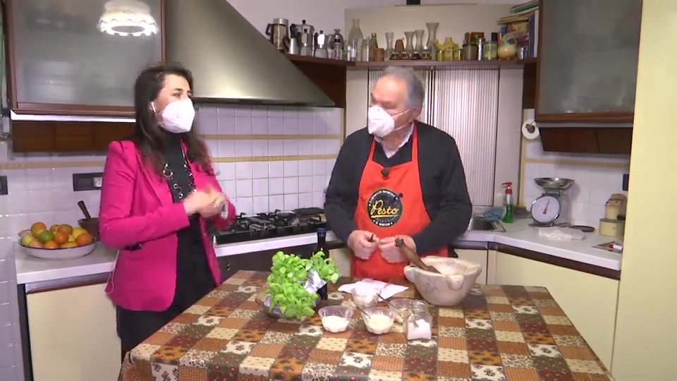 Ricette, la preparazione del pesto al mortaio di Maurizio 