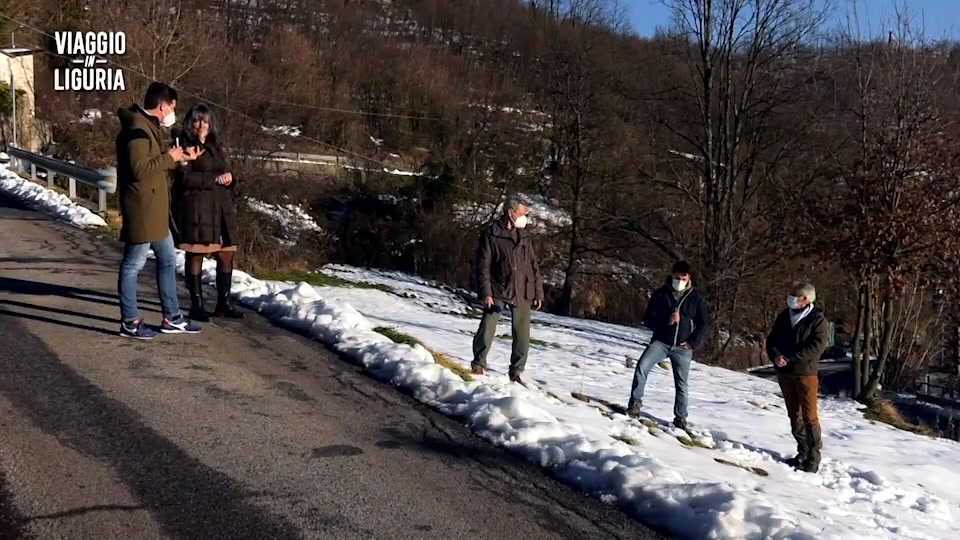 Viaggio in Liguria, l'allevamento di galline Aracauna