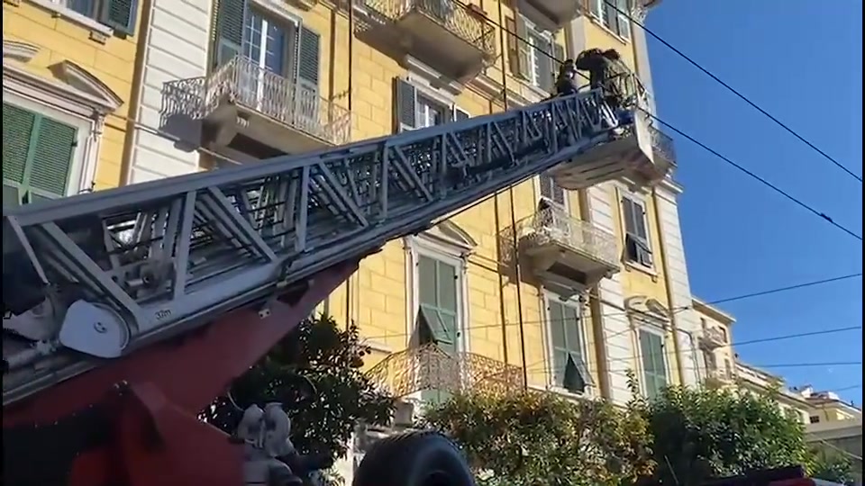 Crolla parte del terrazzo in pieno centro alla Spezia, un ferito