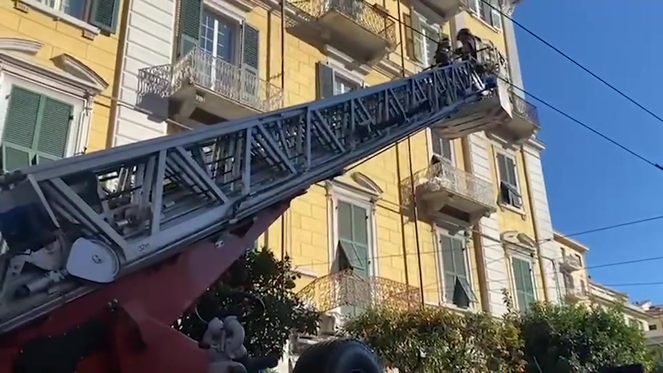 La Spezia, crolla un terrazzo in Piazza Cavour; 70enne coinvolto ma illeso