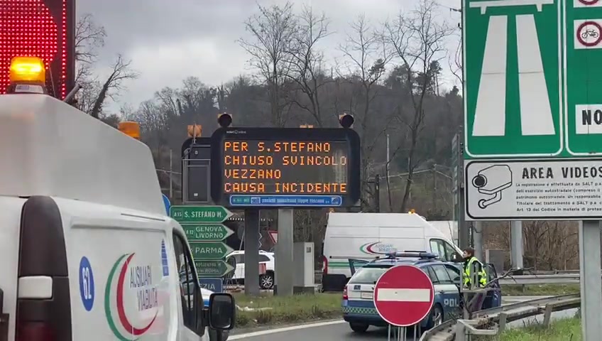 La Spezia, fa un volo di 10 metri dal viadotto e si salva