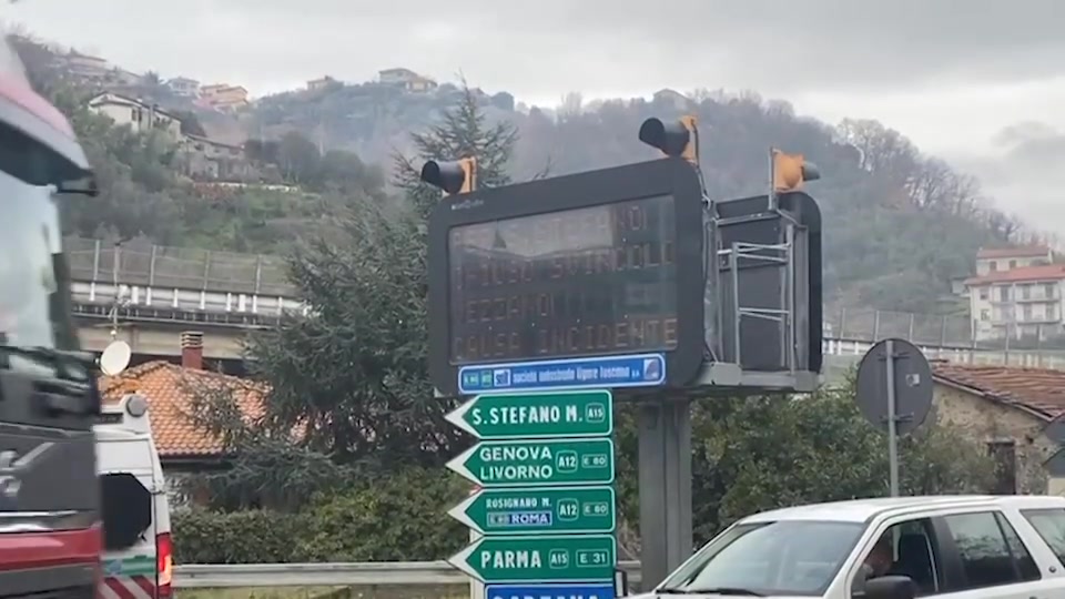 La Spezia, automobilista vola per 10 metri da viadotto autostradale, illeso