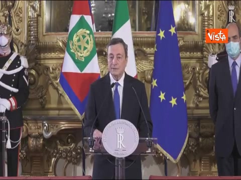 Draghi e la mascherina. Termina dichiarazione, sta per andare via ma si ferma: 