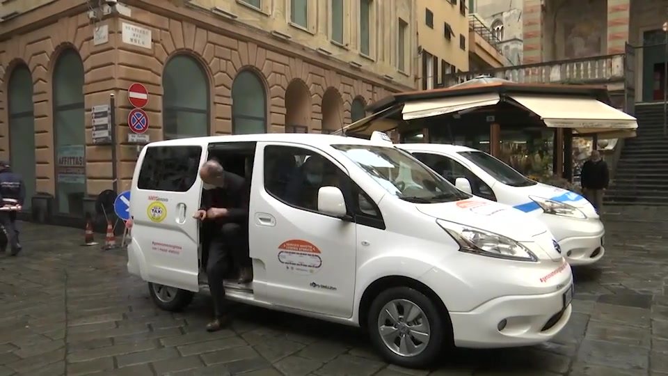 Genova, presentata la nuova navetta elettrica in centro storico; Bucci: 