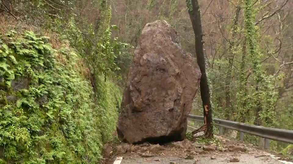 Maltempo, problemi per le piogge intense nel Tigullio. Un masso ha bloccato la provinciale 46