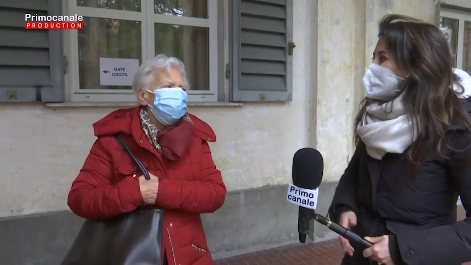 Vaccino Covid al via per gli over 80, la signora Annamaria 