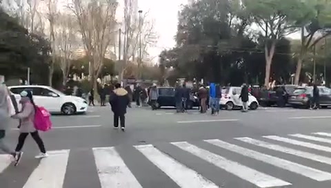 Un automobilista urta una ragazza per uscire dal blocco del corteo dei ristoratori: identificato e denunciato