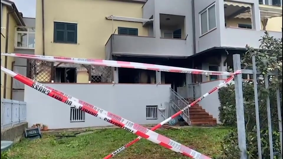 Incendio in un appartamento alla Spezia, un uomo di 68 anni è morto. Le immagini