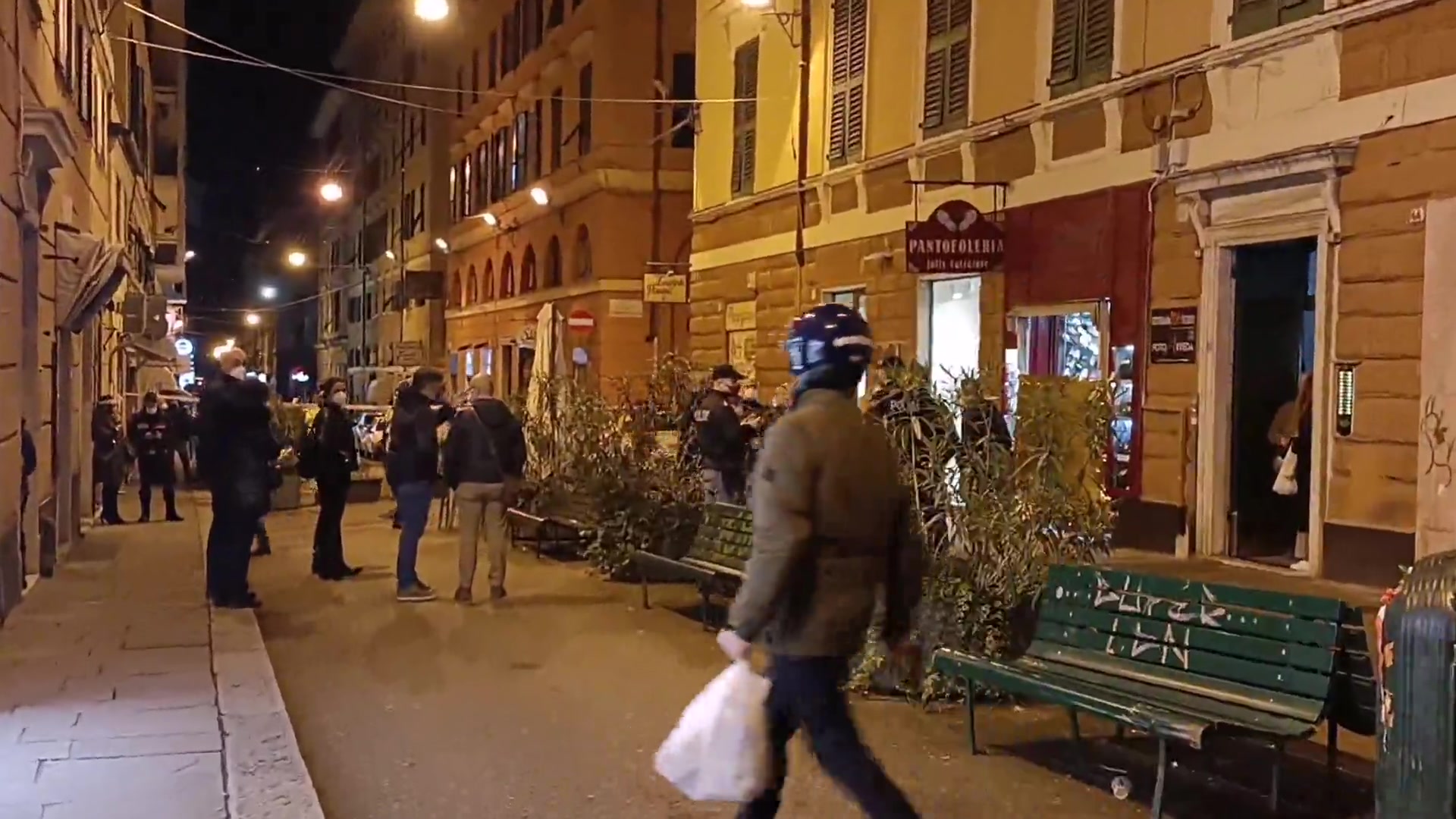 Omicidio in via Colombo a Genova, le immagini 