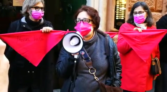 Genova, le donne scendono in piazza contro il femminicidio: 