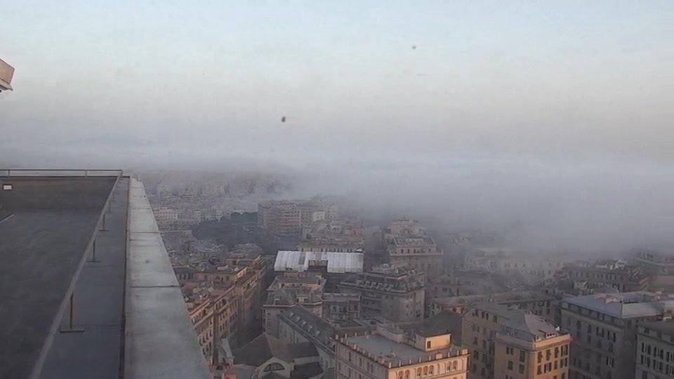 La caligu avvolge Genova e la Lanterna, le spettacolari immagini da Terrazza Colombo