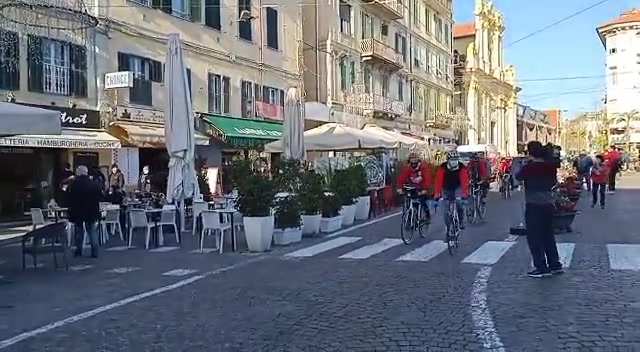 L'Ultima Ruota: l'arrivo a Sanremo dei lavoratori dello spettacolo partiti in bici da Milano