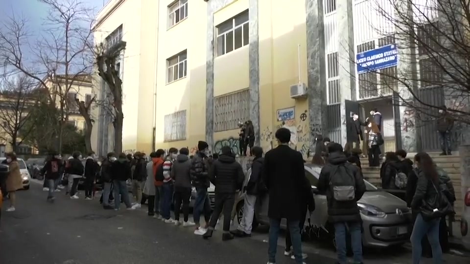 Valle Scrivia, con gli orari scaglionati studenti costretti ad aspettare un'ora prima di entrare a scuola