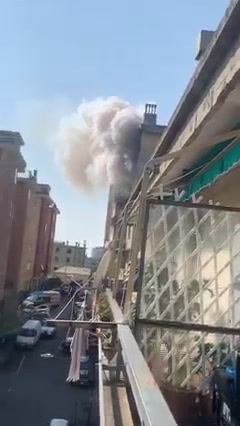 Genova, incendio in un appartamento fra Quezzi e Marassi. Un vicino riprende la nuvola di fumo.