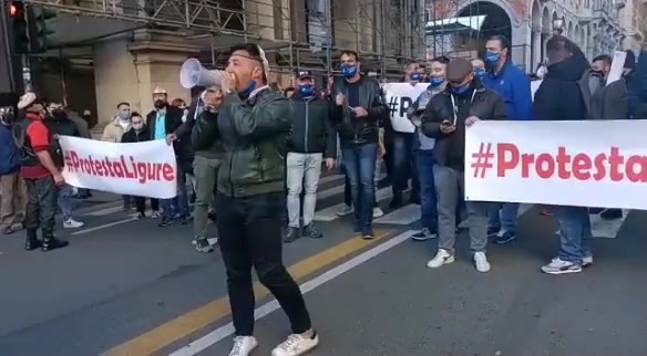 Genova, il corteo dei ristoratori in protesta: 