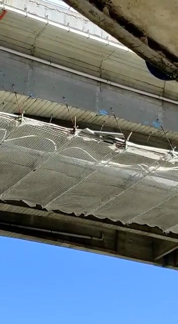 Genova, piovono pezzi di lamiera dal viadotto Bisagno sulla A12. Altri pezzi in bilico