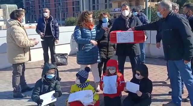 Genova, flash mob a Begato contro il blocco del traffico in Valpolcevera