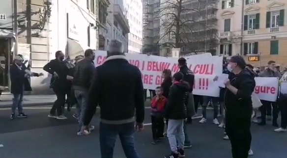 Ristoratori e non solo: l'ennesima protesta si trasforma in corteo, in barba alla zona arancione