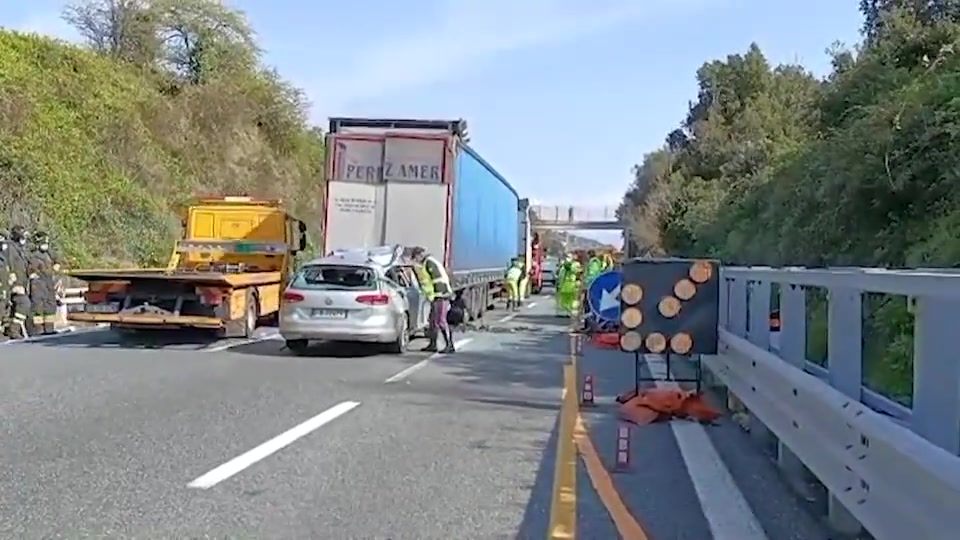 Incidente mortale in A10, le immagini dopo lo schianto auto-camion