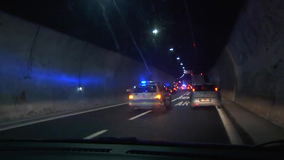 A12, maxi tamponamento in uno scambio di carreggiata: quattro feriti