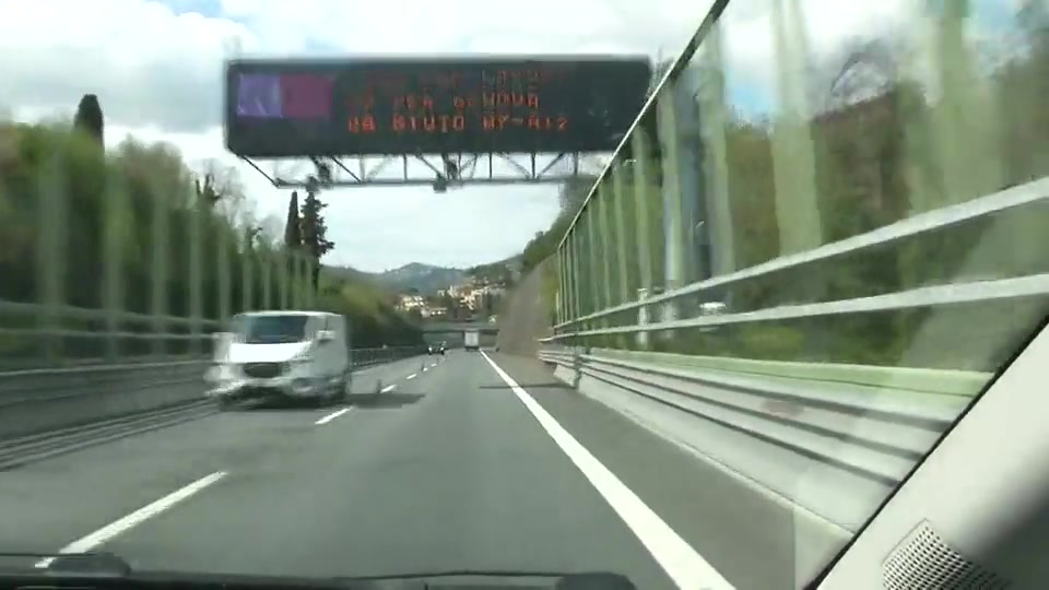 Scandalo autostrade, viaggio sulla A12 tra gimkane e scambi di carreggiata pericolosi