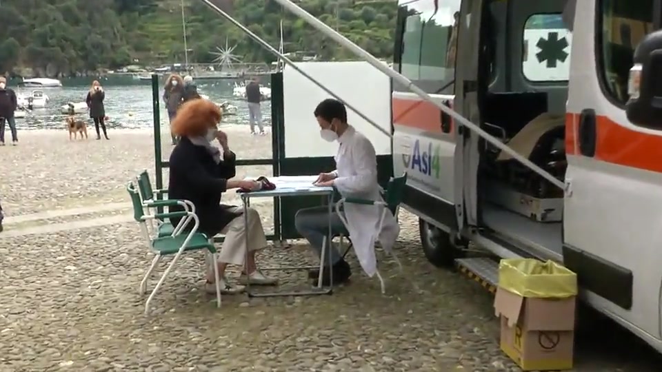 Vaccini in piazzetta a Portofino, l'entusiasmo dei vaccinati: 