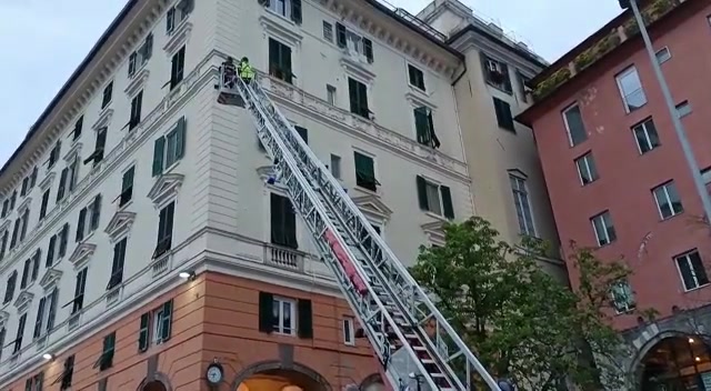 Genova, calcinacci da palazzo sfondano vetro auto: paura a Caricamento