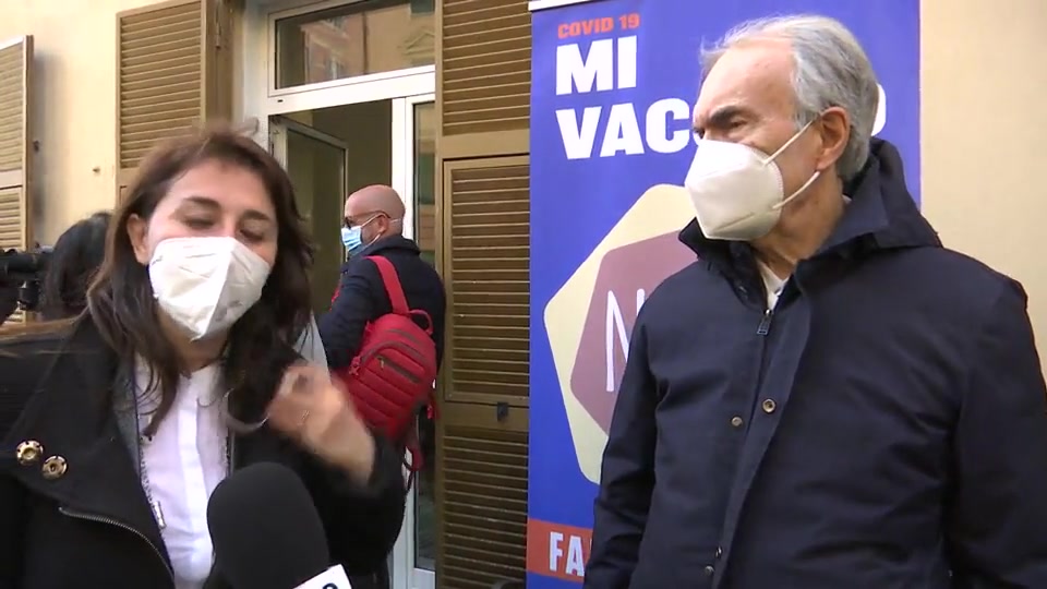 Vaccini in farmacia, il signor Carlo: "Preoccupazione vinta guardando i numeri"