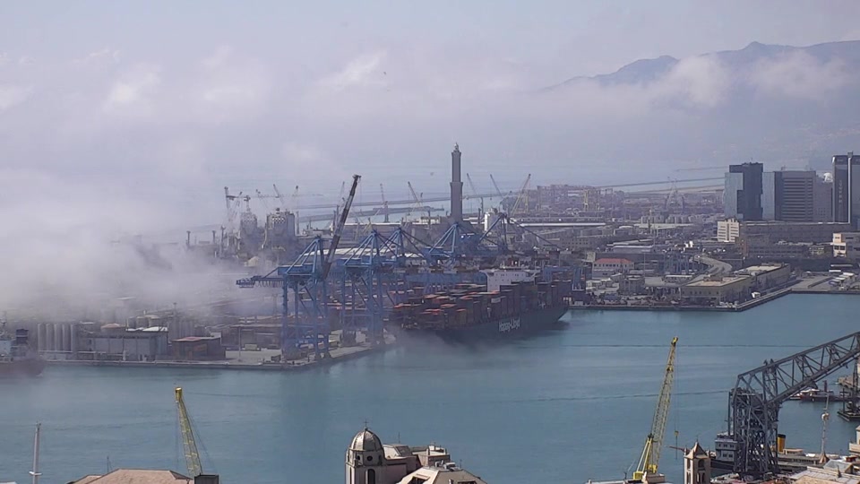 La nebbia marina torna in Liguria, riecco il Caligo a Genova