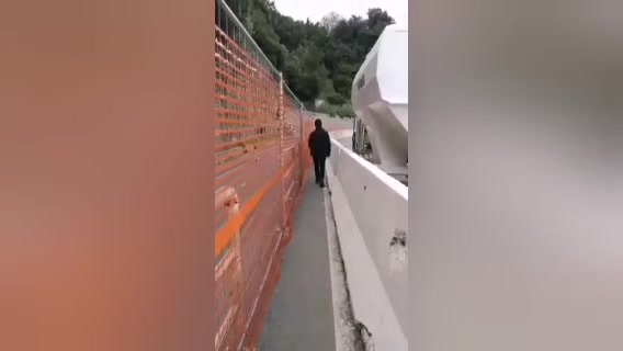 A Vesima le immagini della passeggiata nel cantiere, i residenti: 