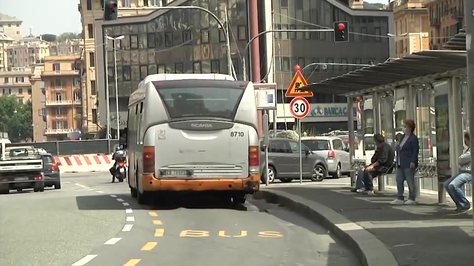 Masturbarsi sul bus, più di 300 storie raccolte a Genova dopo 