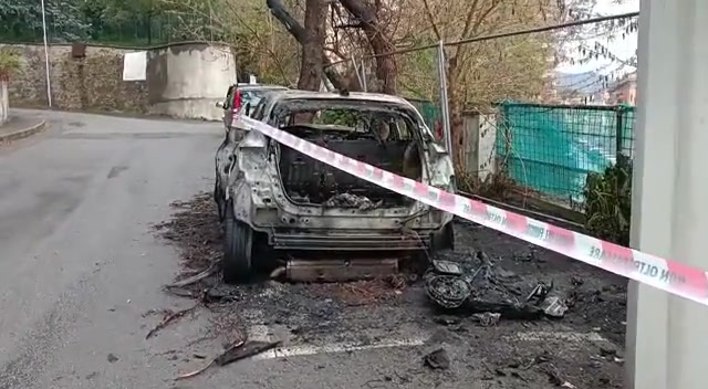  Genova, piromani nella notte a Multedo: in fiamme un'auto ibrida e un albero