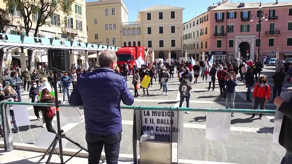 In piazza per chiedere di ripartire: la protesta unisce le categorie savonesi