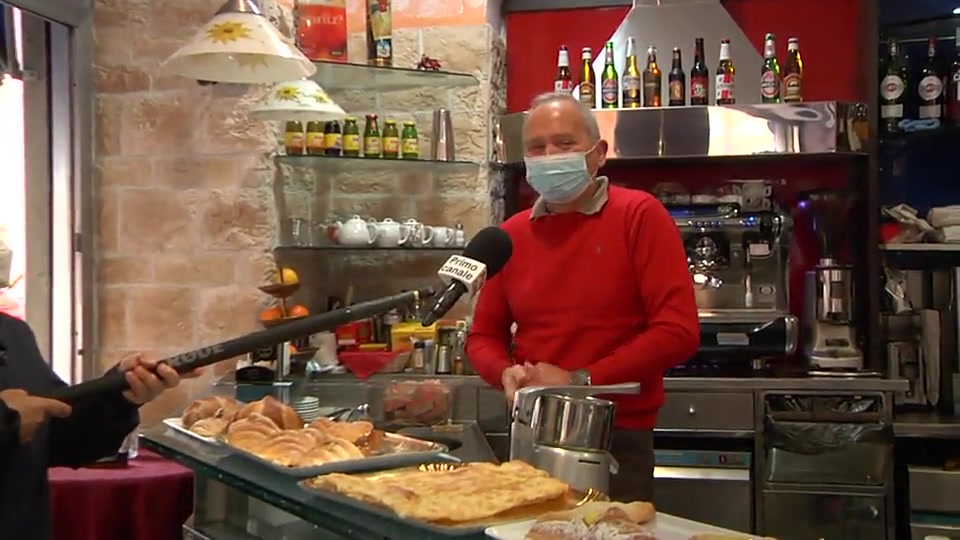 Genova, clienti solidali con il barista, 