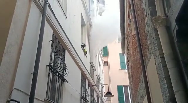 Incendio nel centro storico genovese, le immagini