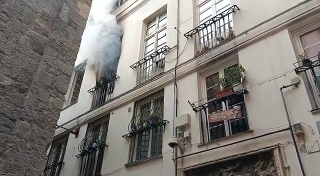 Incendio nel centro storico genovese, le immagini del fumo dalla finestra