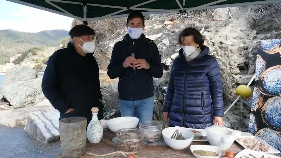 Le storie dei pescatori e le ricette a base di acciughe di Monterosso raccontate in dialetto 