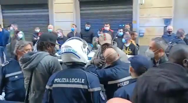 Genova, polizia locale ferma ambulante: tensione a San Lorenzo e agenti accerchiati dai passanti