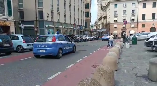 Genova, paura nei vicoli per lite fra due uomini con un coltello: bloccati dalla polizia