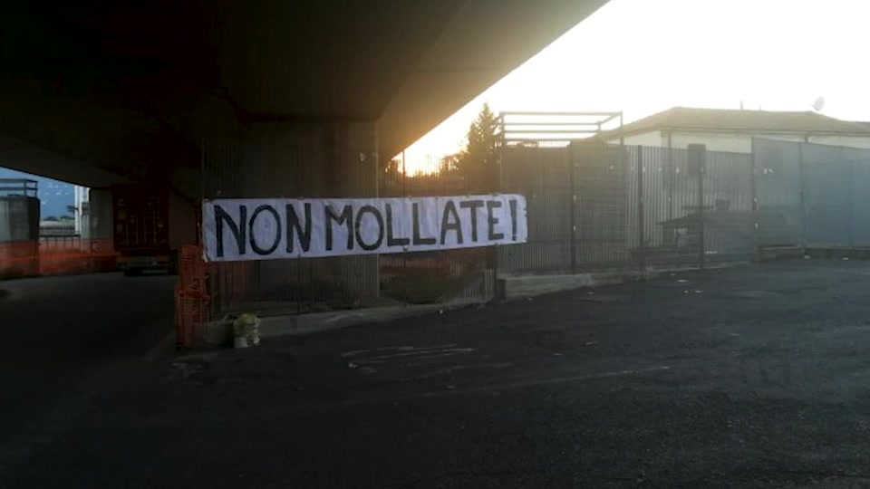 Spezia, striscione dei tifosi al Ferdeghini: 